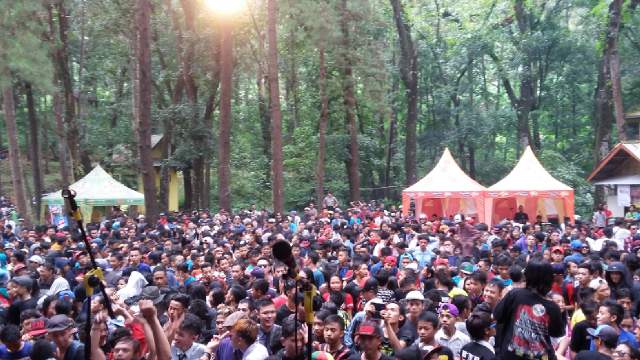 Hiji deui we... Haha =D masih bareng <a href="/ScimmiaSka/">S C I M M I A S K A</a> <a href="/playVreggae/">Play V Reggae</a> dn kawan2... Berdanska reggae... Yomaaan... Wkwkwkwk