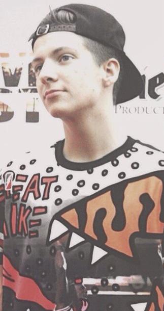 Bagi yang ga tau Dillon Rupp dia itu sahabat baiknya Taylor dan the boys. Kaya Sammy. Wish him happy birthday  