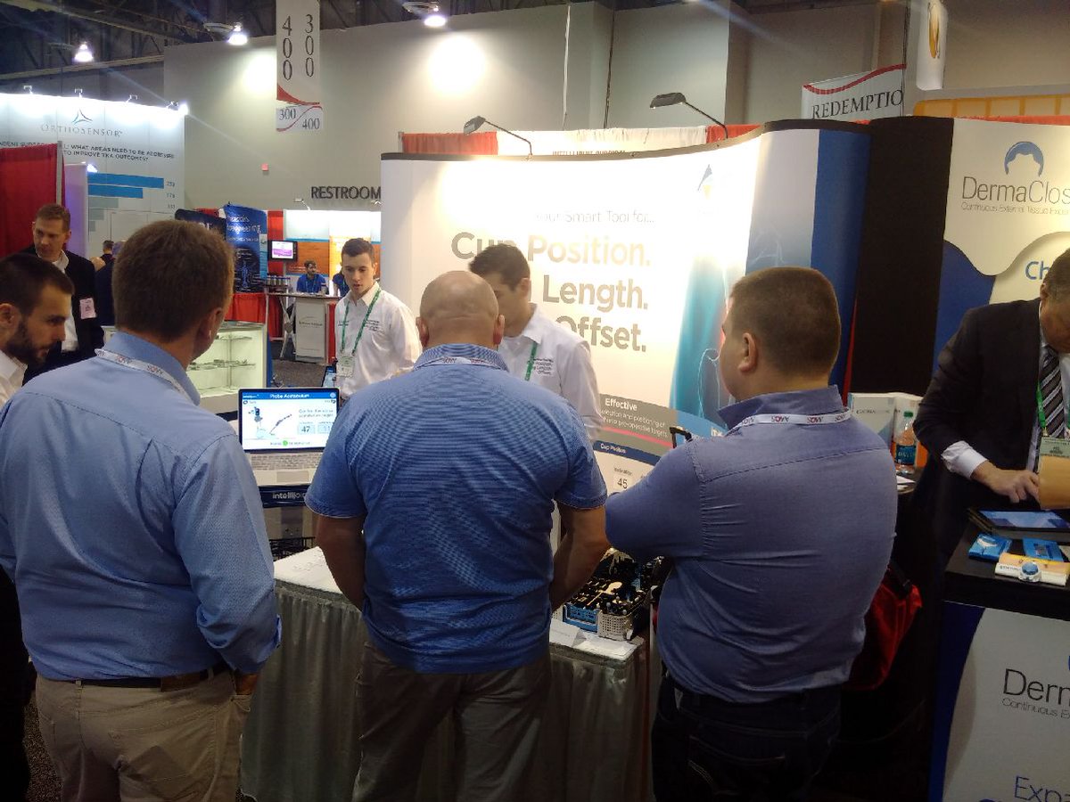 intellijoint's tweet image. Interested surgeons receiving a demonstration at #AAOS2015 in the Intellijoint Booth#764