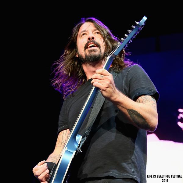 lifeisbeautiful's tweet photo. #TBT to when #davegrohl wished 1 lucky lady a happy 70th birthday & @foofighers played "Big Me" #LifeisBeautiful2014. http://t.co/nE5pJUYQlE