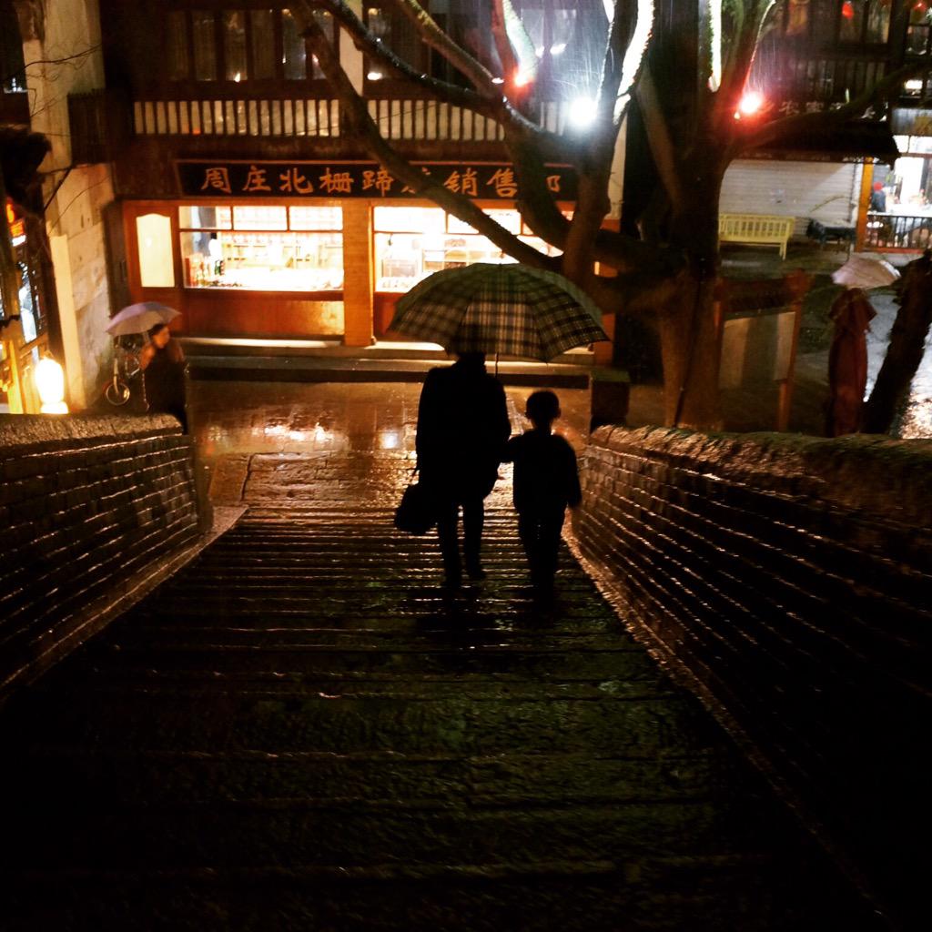 cq0919's tweet photo. 周庄雨夜。 http://t.co/2bqJxx1N6T