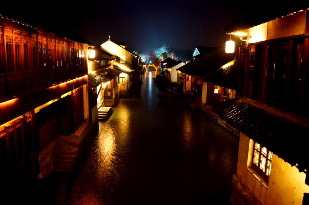cq0919's tweet photo. 周庄雨夜。 http://t.co/2bqJxx1N6T