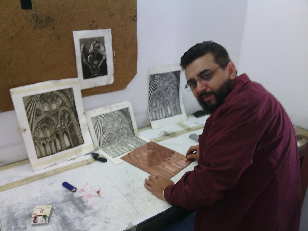 picassoarandas's tweet image. En el taller grabando una obra importante