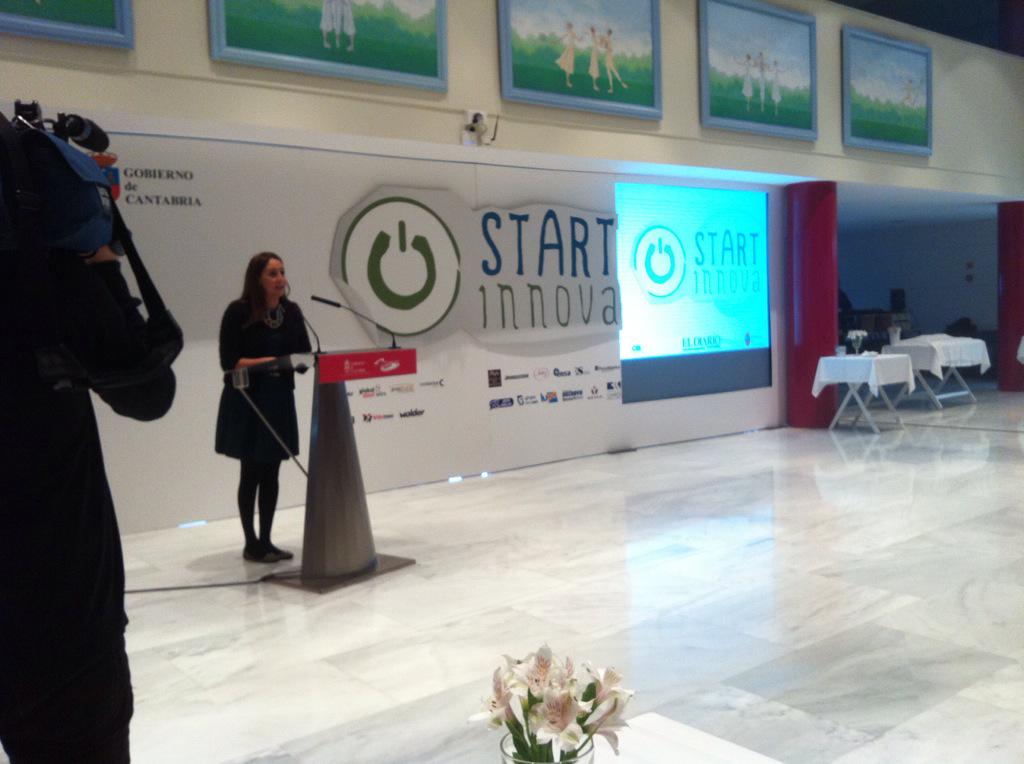 STARTinnovaDM's tweet photo. .@LeticiaMenaR comienza la presentación del acto final de #STARTinnovaDM, los diez grupos finalistas expectantes! http://t.co/xSHsUMnxBg