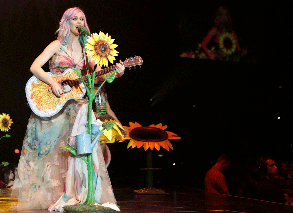 mgmplus's tweet photo. .@katyperry got her first guitar as a gift from her parents at 13 and really, that was a gift for all of us! #WhoKnew http://t.co/FDMYoHXwz7