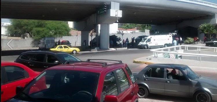 RealTimeBTC's tweet photo. #Querétaro vuelva camión rumbo al Campanario --> http://t.co/8LisZ31Q0z http://t.co/CvuRZSnhWC