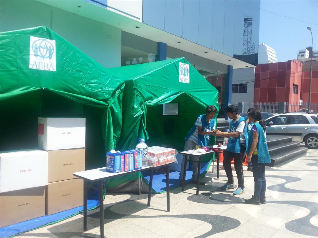 pacofloresc's tweet photo. Las carpas de @adraperu están en la esquina de @PanamericanaTV esperando sus donativos. #TodosSomosChosica http://t.co/HLetmg7Kml