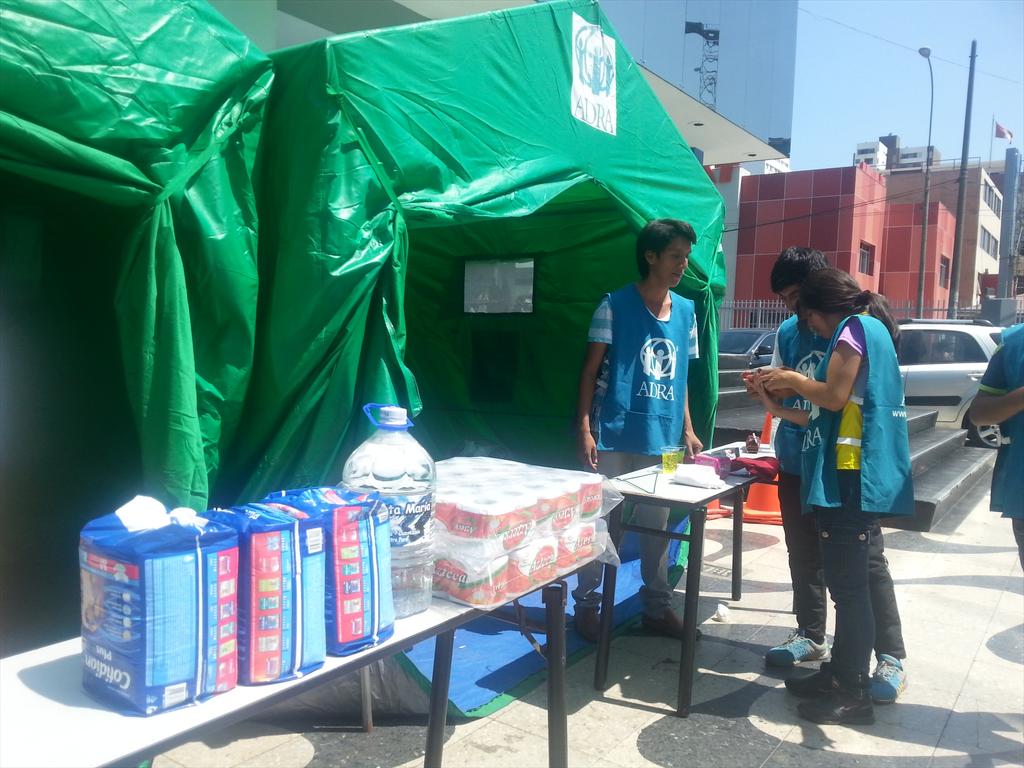 pacofloresc's tweet photo. Las carpas de @adraperu están en la esquina de @PanamericanaTV esperando sus donativos. #TodosSomosChosica http://t.co/HLetmg7Kml