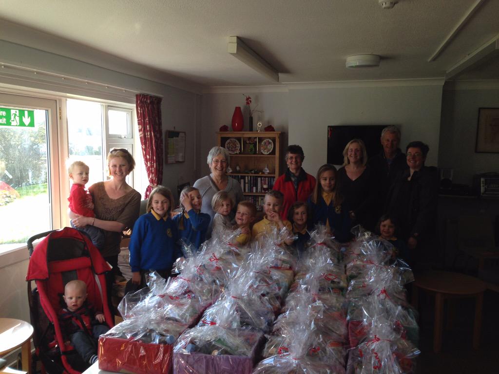 MinchBC's tweet photo. 50 hampers given out to residents at George Pearce House #250actsofkindness #minchbc http://t.co/phSQnMFs3j
