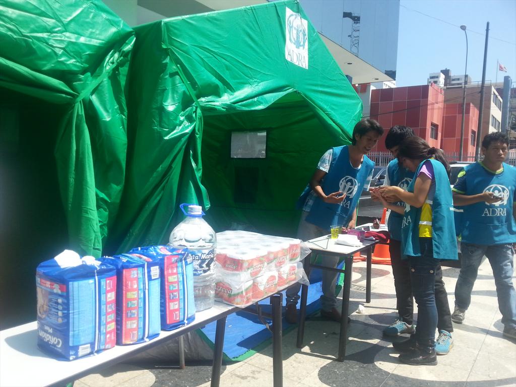 pacofloresc's tweet photo. Las carpas de @adraperu están en la esquina de @PanamericanaTV esperando sus donativos. #TodosSomosChosica http://t.co/HLetmg7Kml
