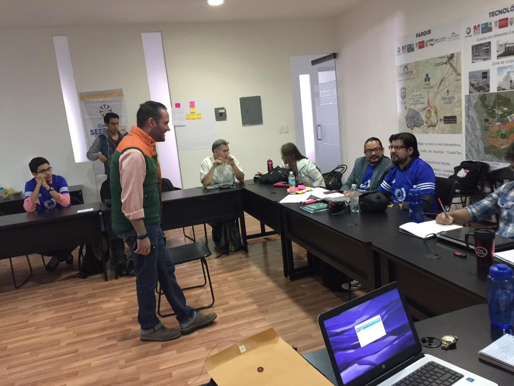 ccossio's tweet photo. +10 "@CinepolisAccel: Recibiendo la visita de @MiguelMier en el campus http://t.co/QkVvJfv2Kz" -> crushit @karaokulta #RefereePro