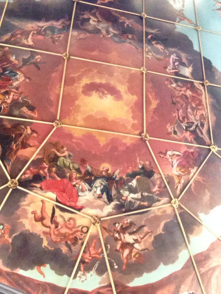 Joannechocolat's tweet image. Looking up at THIS, waiting to hear Alan Bennett speak. Wonder what *he* thinks of #CleanReader?