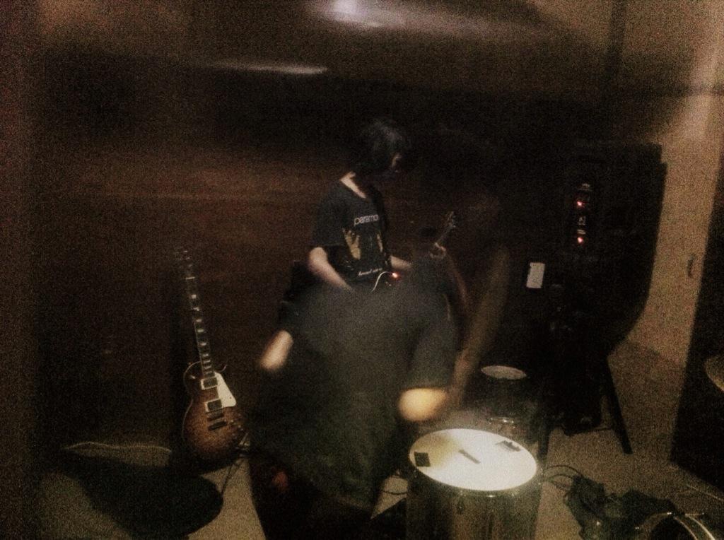 Melihat dari balik lubang kaca intip studio sesi latihan tengah malam @Blckhwkhc tadi.