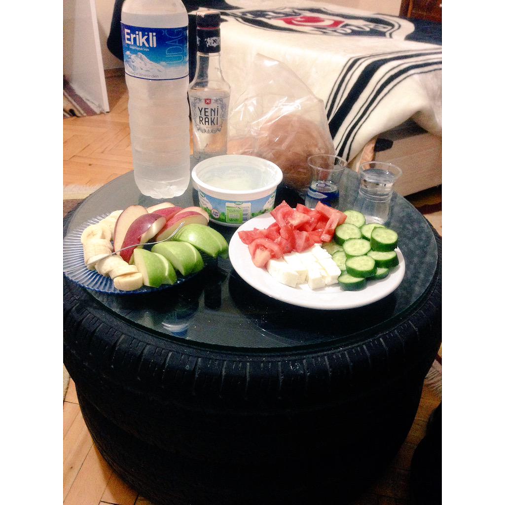 Ulan ne bahtsız tekerleksin sen, döndüğünden çok rakı içilmiştir üzerinde