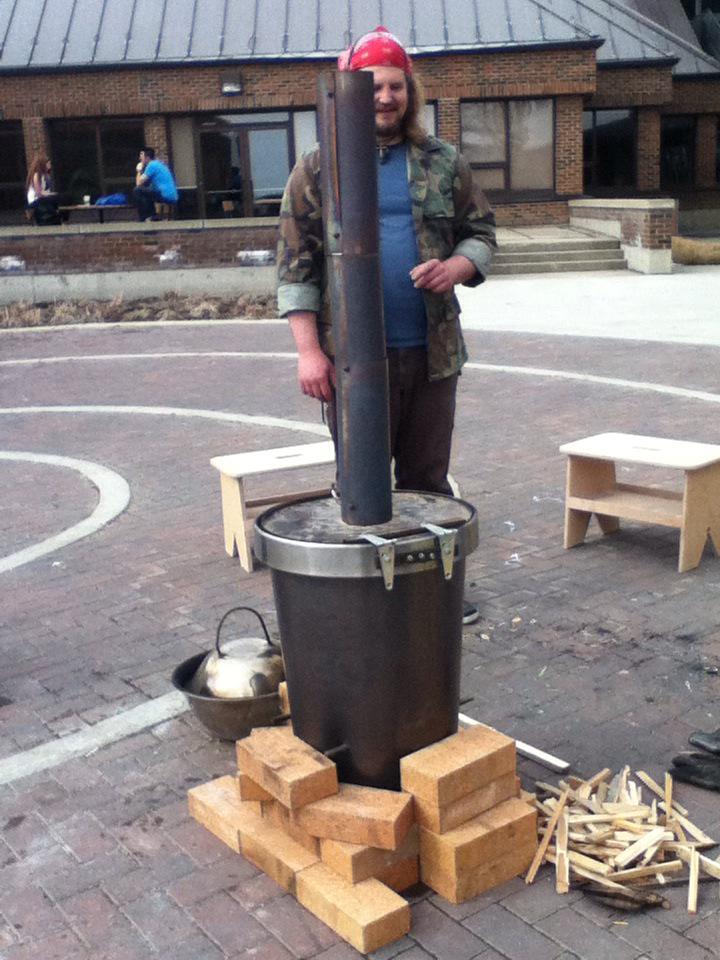 AylaIkol's tweet photo. Raku firing in #ceramics #SavingRDCArts  come on down http://t.co/4Ooz7hnFLi