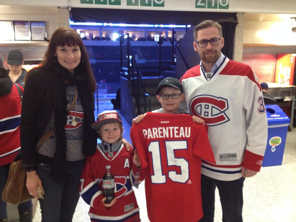 CanadiensMTL's tweet photo. Les gens adorent le CH à Winnipeg. // People love the CH in Winnipeg. #GoHabsGo http://t.co/i353AWD92N
