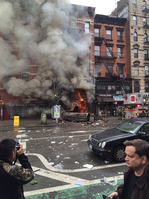 New York City explosion: Fire rages after a building collapses in the East Village  CBDBxyPWAAAZjUh
