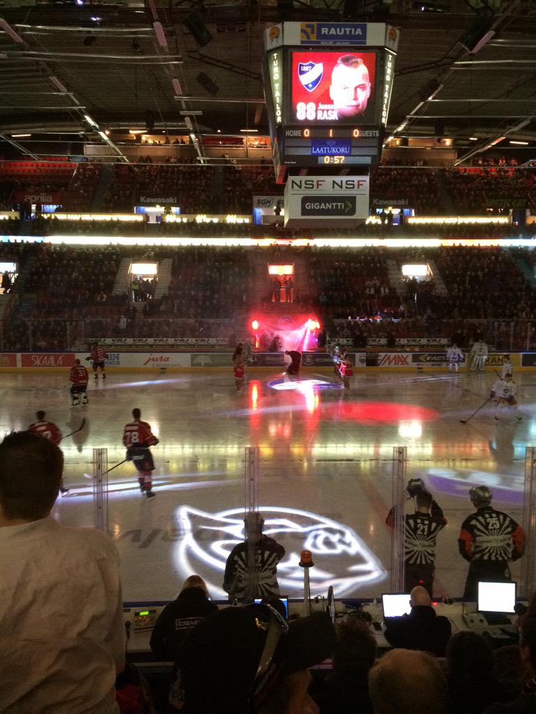 Teemusundstrom's tweet photo. Huikea ottelu, ja voitot nyt tasan! Uskomaton tunnelma hallilla koko pelin ajan #cama #liiga #hifk #StadinKevät http://t.co/Dhzrg4wg4i