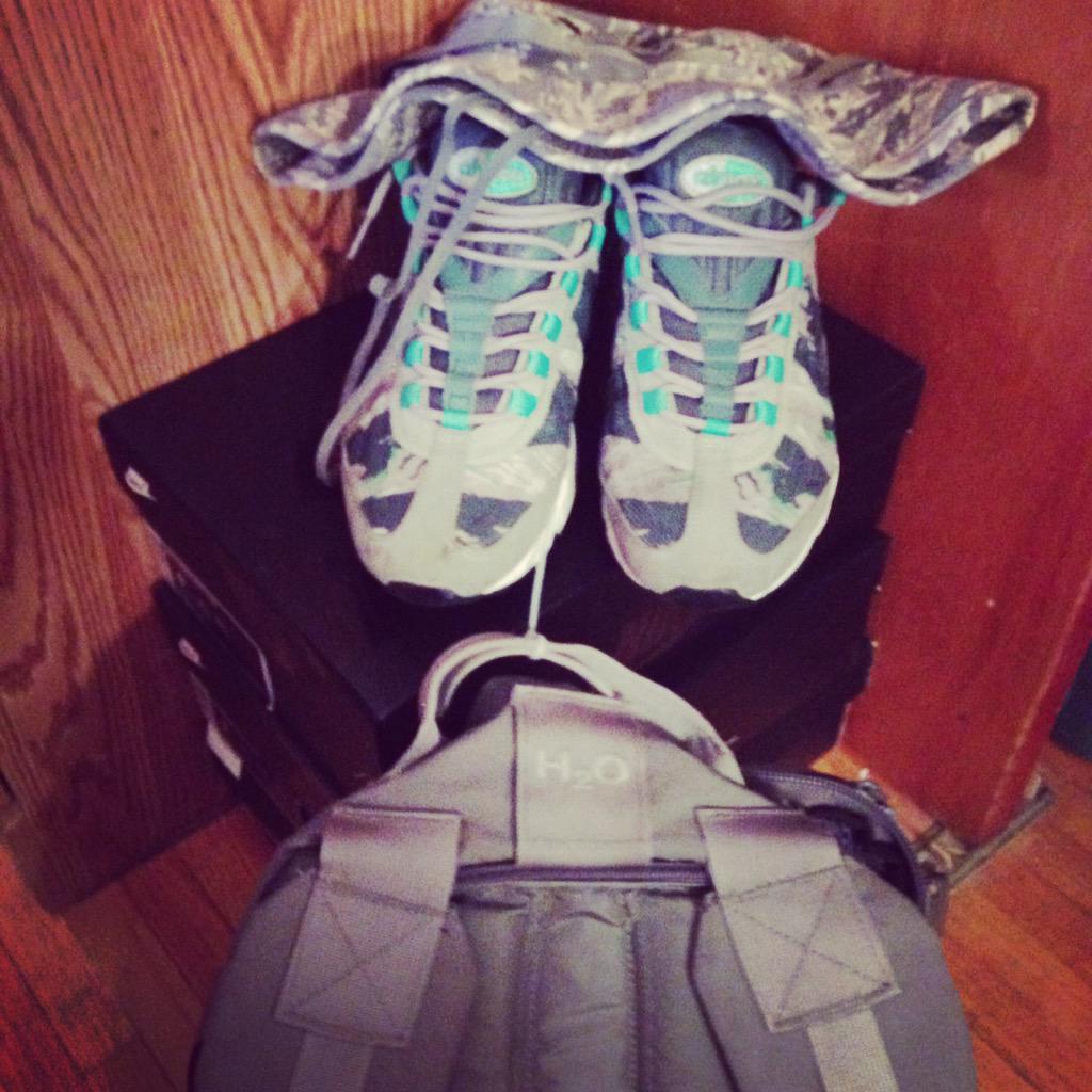 LaHighEm's tweet photo. Walking on AIR #AirMaxDay @footaction http://t.co/FmFDugv7Iw