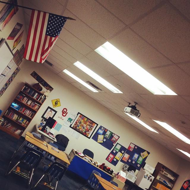 QuesoCaliente's tweet photo. Here's classroom sweet classroom for the rest of the school year. #LongTermSubLife #GoEagles http://t.co/I6VOSWxepL