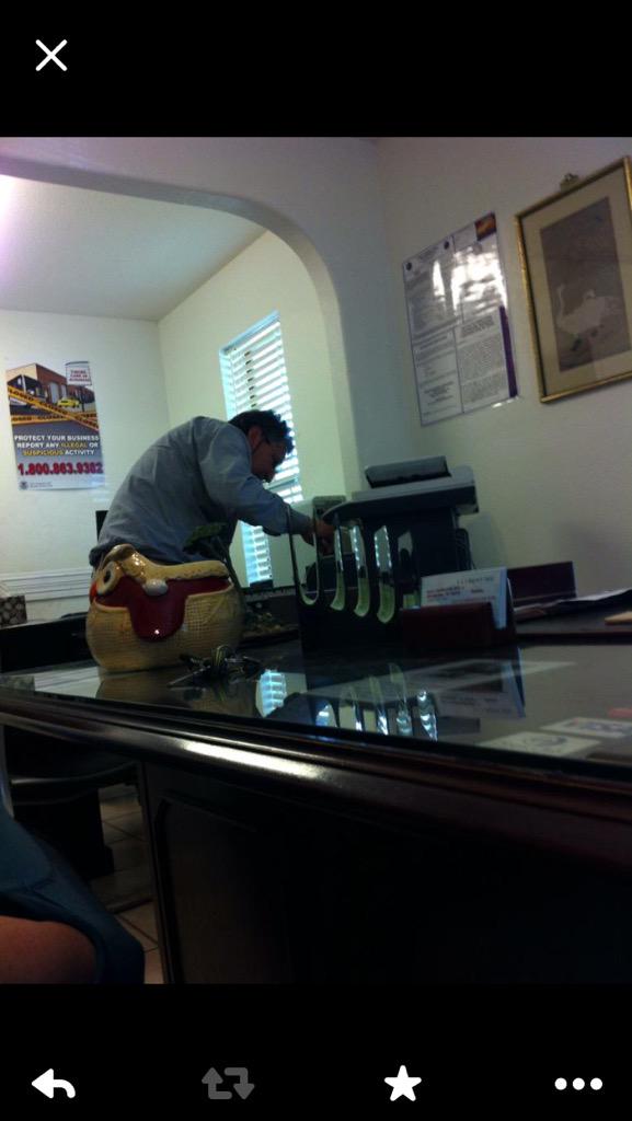 rocket_mang's tweet photo. #Way2GoDebbie RT:@APweez47 And the roommate already broke a printer. #contractsigning @rocket_mang http://t.co/cK7Zg03Lxc