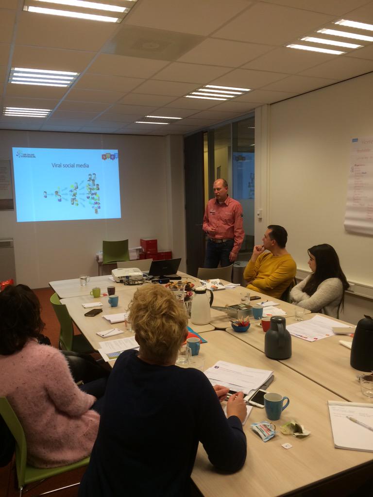 Onze trainer van de avond, @onlinestrateeg , in volle actie! #SMEZ #SocialMediaMasterclass Doelstellingen &amp; Middelen