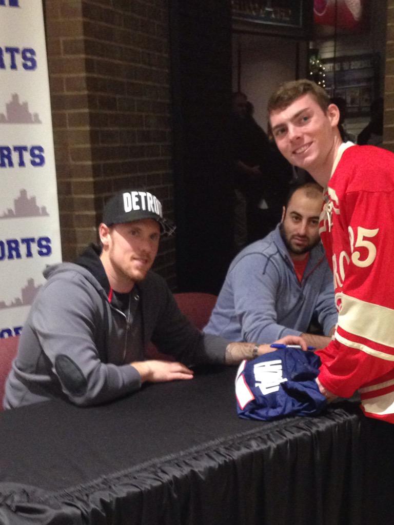 Happy birthday to jimmy howard! Let\s get the win tonight!   