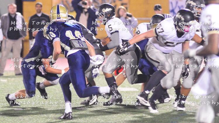 LLL3GMLM25's tweet photo. Might not blaze you in a race, might not jump out the gym. But homiez I lay the boom when I lower my shoulder 🔨💪🏈 http://t.co/sNb97BVXNZ