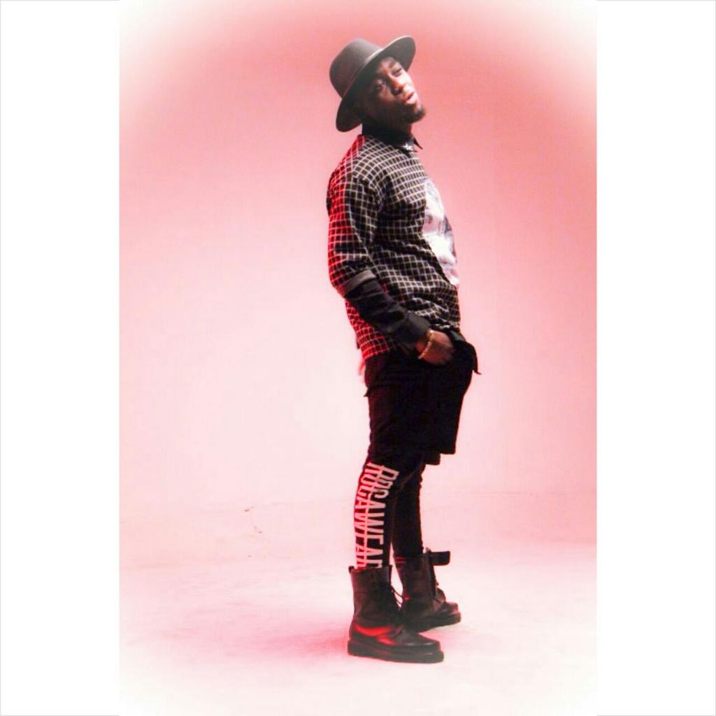 iamphylxgh's tweet photo. @TeePhlowGH's swag is so on Point! His style is as unique as his rap! #PhlowAddicts #RapUnlimited #Swagitude http://t.co/mtB7weQxXd