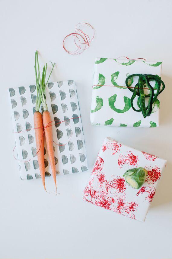 _atBBs_'s tweet photo. #DIY c'è chi personalizza la carta da regalo con la verdura di casa... #vegetables #decor #crafts http://t.co/9F8IVYY6hf
