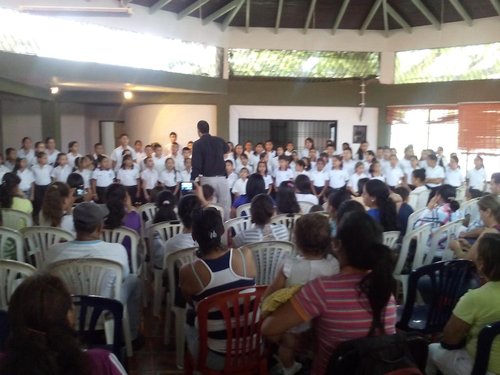 maglyece2012's tweet photo. Coro del Núcleo Santa Cruz de Mora y sus Módulos celebrando La Fiesta de Agua. #ElSistemaCumple40  #nucleodpr http://t.co/6SwXDJvAdH