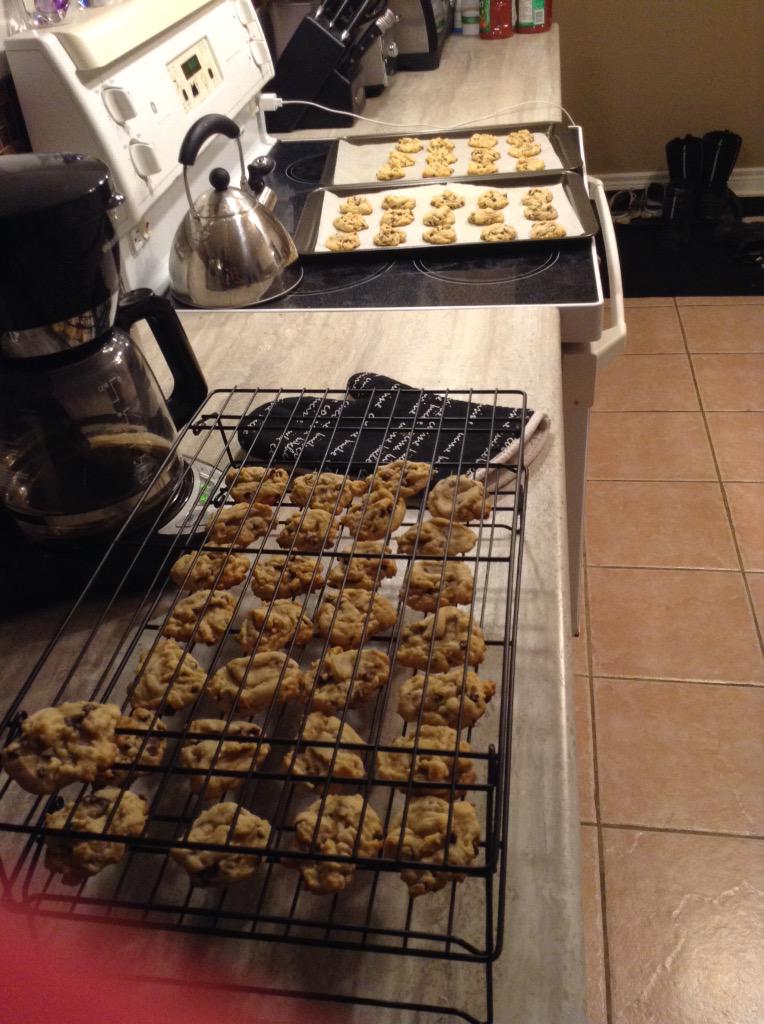 NEWevi's tweet photo. Since these were made with cane sugar and non gmo 3 ingredient chocolate chips...can I have a dozen?!!! 🍪😍😋🙏 http://t.co/1ihU1fiLm4