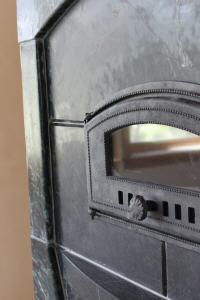 Polycor's tweet image. A4) Oven boxes let hot gases from the firebox flow directly through the oven for a unique smokey flavor #DesignLUX