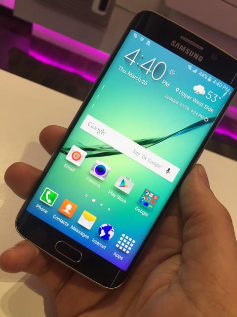 idreamofdarii's tweet photo. Trying to make a sell on Twitter? Smh lol “@BuriedInFame: Samsung S6 Edge http://t.co/xi2FR63s7J”