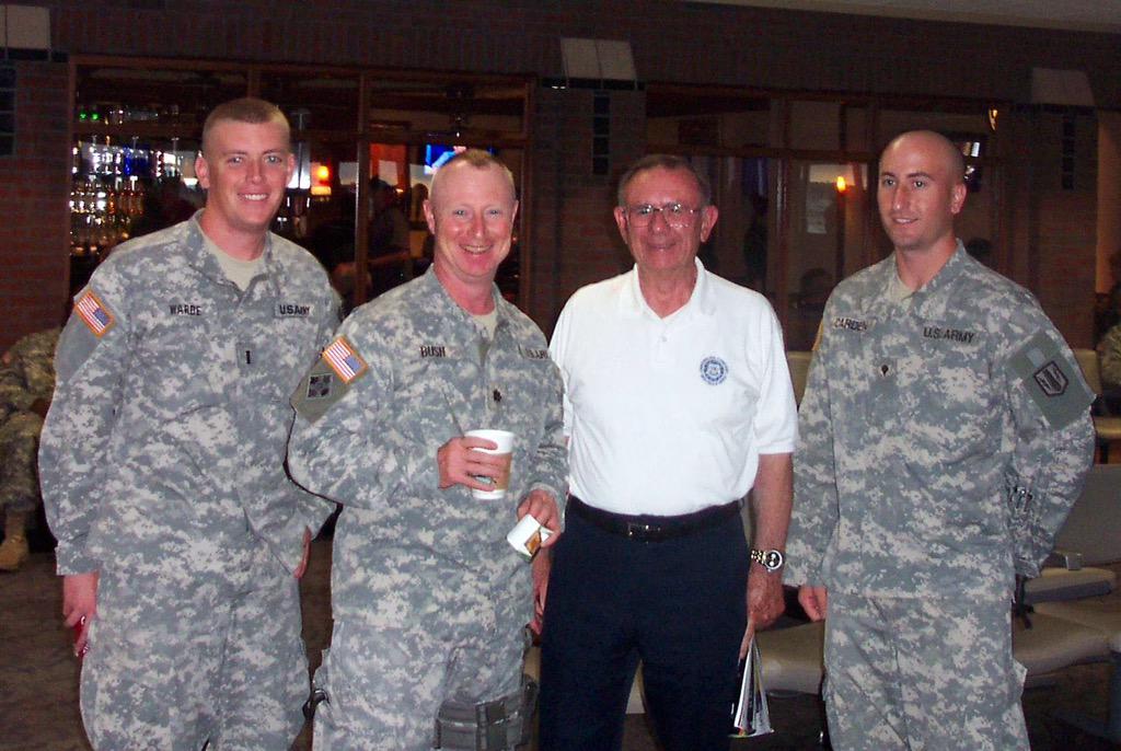 ArmedForcCtrMSP's tweet image. #TBT Robert Simanek, MOH recipient at AFSC meet-n-greet 6/2008.  cmohs.org/recipient-deta… #MOHTwinCities #MedalofHonor