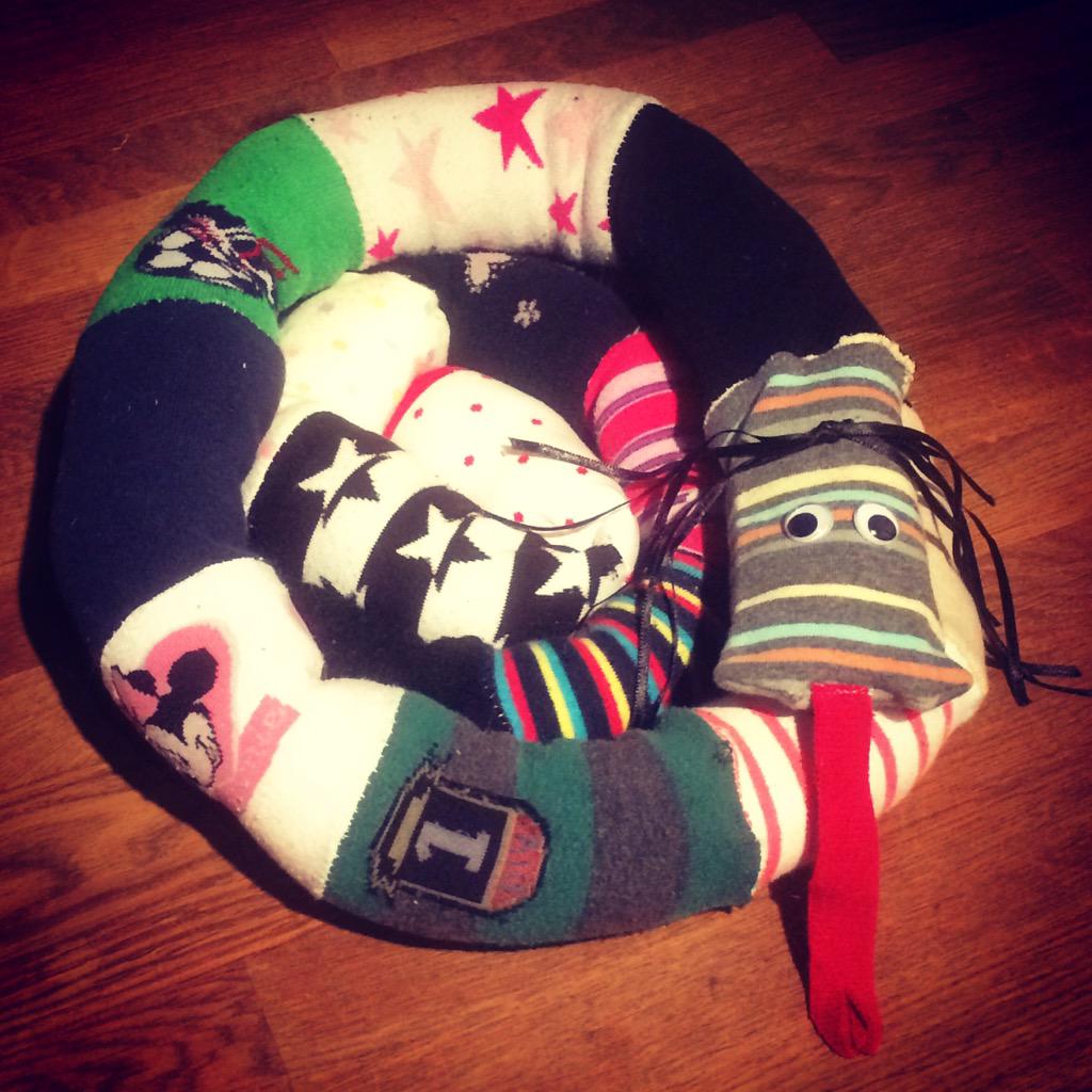 Estetmamma's tweet photo. Våra "rockade sockor" blev en klassmaskot i min 1:a😉#rockasockorna http://t.co/3nmdfkHIkD