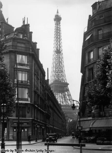 HistoryInPics's tweet photo. The Eiffel Tower seen from Parisian back streets, 1925. http://t.co/bOKblXZtQy