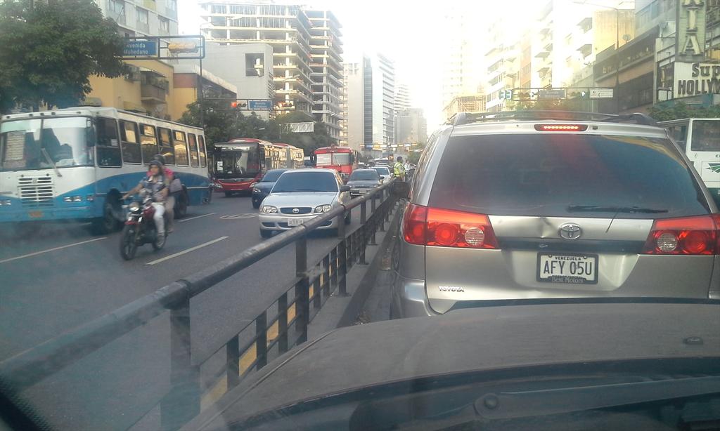 eutrafico's tweet photo. RT @potenzax Fco de Miranda a la altura de la Cantv de Chacao volumen con marcha lenta. Peatones no respetan semáforo http://t.co/lI1uMEZyWH
