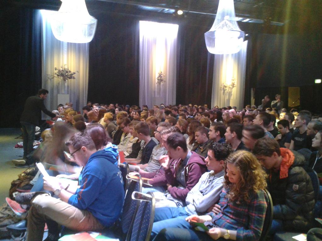 WCYHelmond's tweet photo. Nagenieten: actie changemakers Helmond @drknippenberg. DANK aan@DennisWeening@HelderTheater @MargreetdeLeeuw http://t.co/CjbfPyOdAo