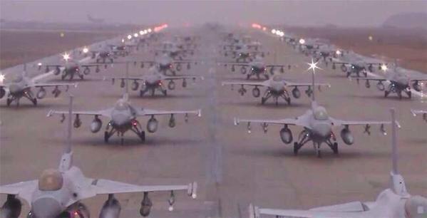 قول لسوريا ~ وقولو  لأيران
والحوثي الي باليمن قاد ثوره

صباح الاحمد قال انا اليوم سلمان
وخوان مريم صارو  اخوان  نوره