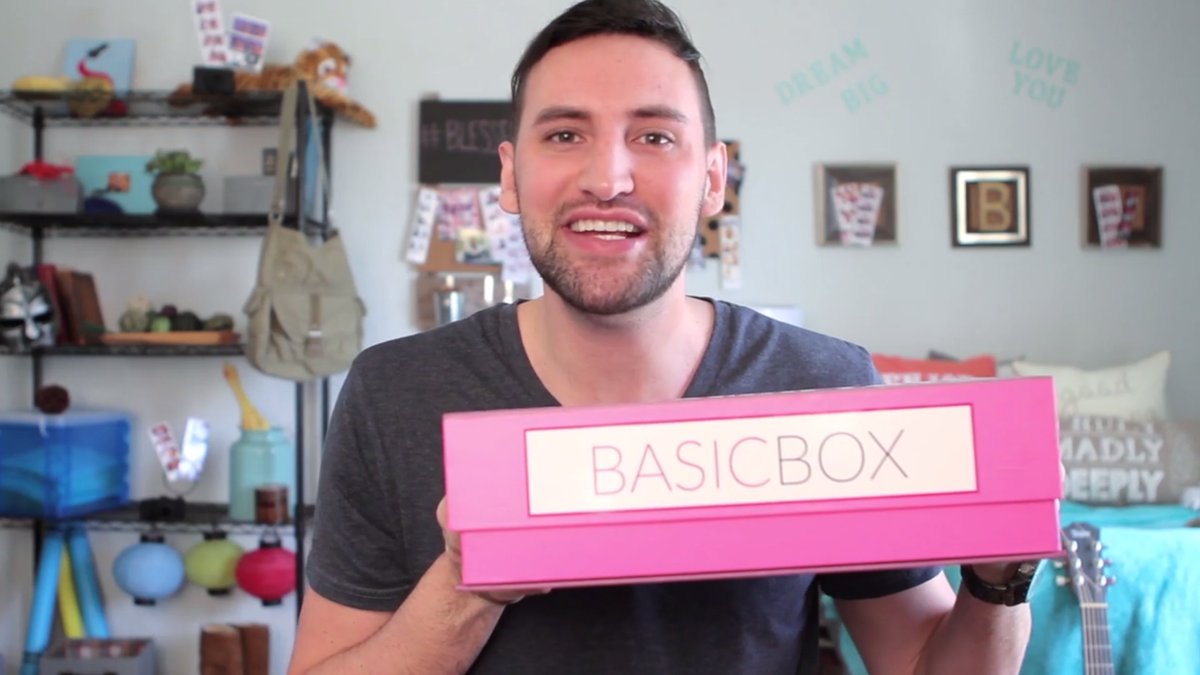 awesomenesstv's tweet photo. Whattup Humblebees?! We're opening up the #BasicBox with @alxjames10 in one hour! 📦 http://t.co/PgqosofUOQ