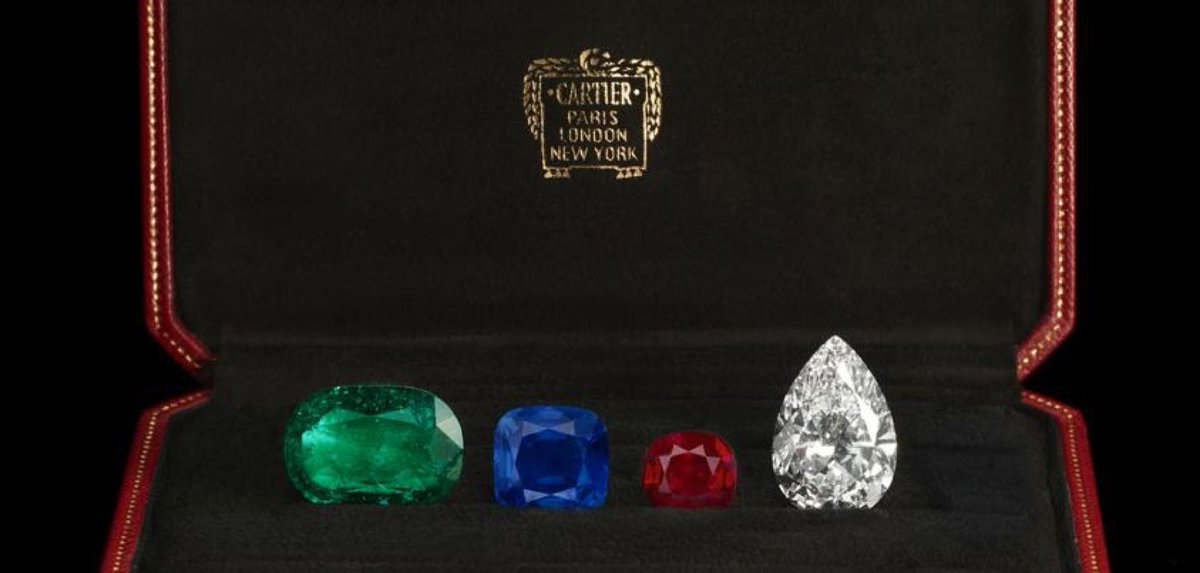 Montreal_IA's tweet photo. "En attendant le #PinkStarDiamond. Les magnifiques bijoux Cartier." Foursquare Tip @ Cartier http://t.co/U3L0GkH3Ed http://t.co/agc7gNHQG5