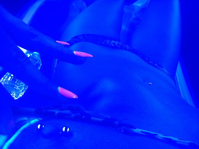 Hope everyone is having a great day :-) #tanlines #tanning #nipplepiercing #thursdaytreat http://t.c<a href="/tag/tanlines"class="tags">#tanlines</a><a href="/tag/tanning"class="tags"><span>#tanning</span></a><a href="/tag/thursdaytreat"class="tags"><span>#thursdaytreat</span></a><a href="/tag/nipplepiercing"class="tags"><span>#nipplepiercing</span></a>