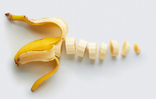 Красивая нарезка бананов. Банан нарезанный. Красиво нарезать банан. Банан нарезанный. Разрезать банан.