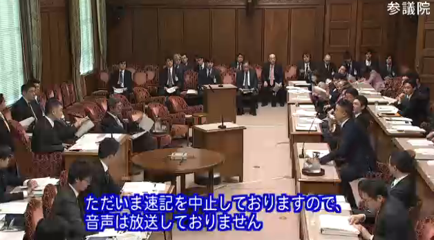 Are_Kore04's tweet photo. 山本太郎議員「除染作業に従事する人の被曝限度はいくつですか？」
（通告無しの質問で答える人がいない→速記止めたから中継の音声もオフに→誰も答えず再開）　山本太郎議員「復興に携わる皆さんなら、被曝限度は誰でもご存知かと…」 http://t.co/tQcb3W3sze