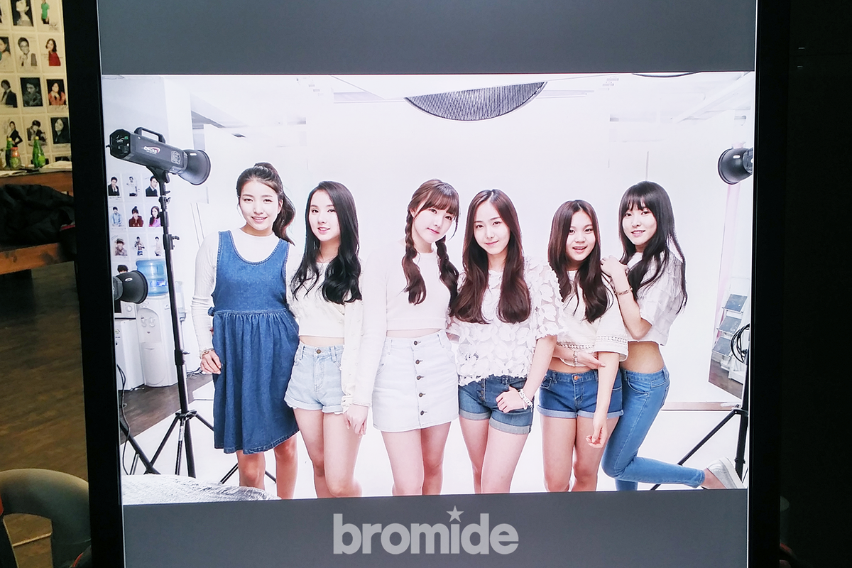 브로마이드에게 사랑스러운 #여자친구 가 찾아왔어요 ♬ 여자친구의 생기발랄한 모습과 인터뷰는 조금만 기다려 주세요! 본 트윗을 리트윗 해주신 분들께 세상에 단 하나뿐인 여자친구 싸인 폴라로이드 사진을 드립니다 ♥