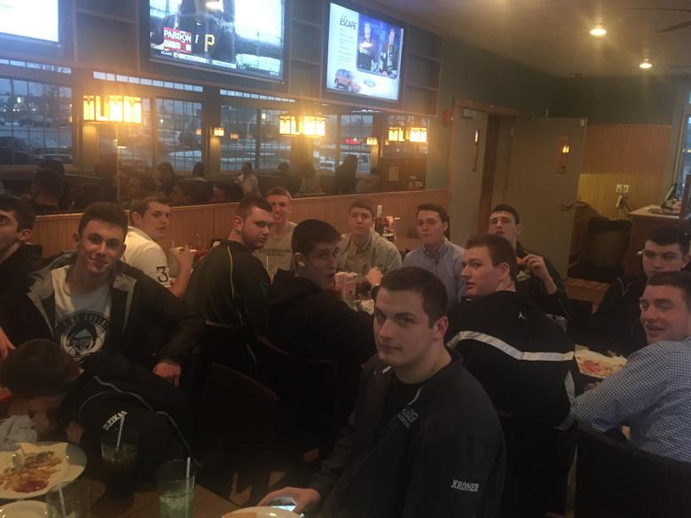 ShenHoops's tweet image. Team meal at the Wood! #gameeve #shenfam #statetitle #fednext #rollshenroll