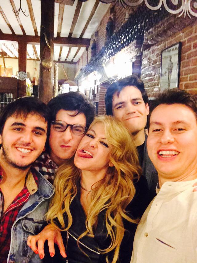MoratBanda's tweet photo. Celebrando #MiNuevoVicio junto a @paurubio http://t.co/6XkjUQcXo8