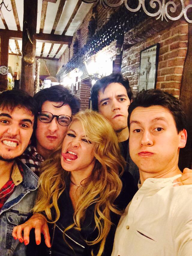 MoratBanda's tweet photo. Celebrando #MiNuevoVicio junto a @paurubio http://t.co/6XkjUQcXo8