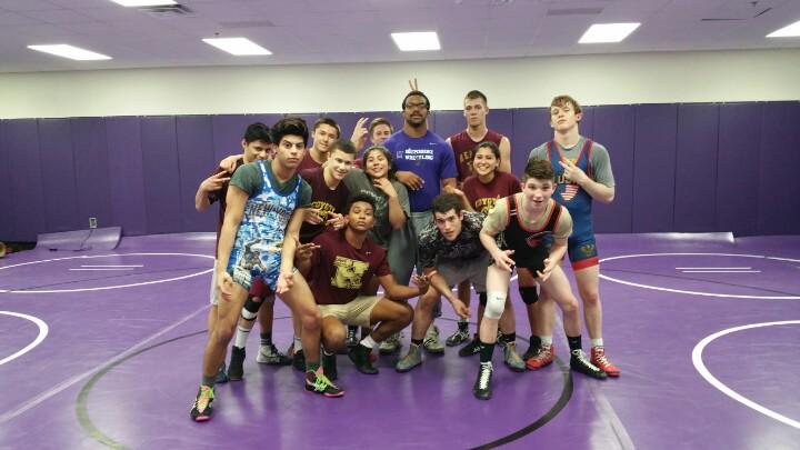 IHSWrestling14's tweet photo. What's wrong with this picture? #NoKnights #Knightsgettingoutworked #Areyougettingbetter http://t.co/ZmXtoWxtxH